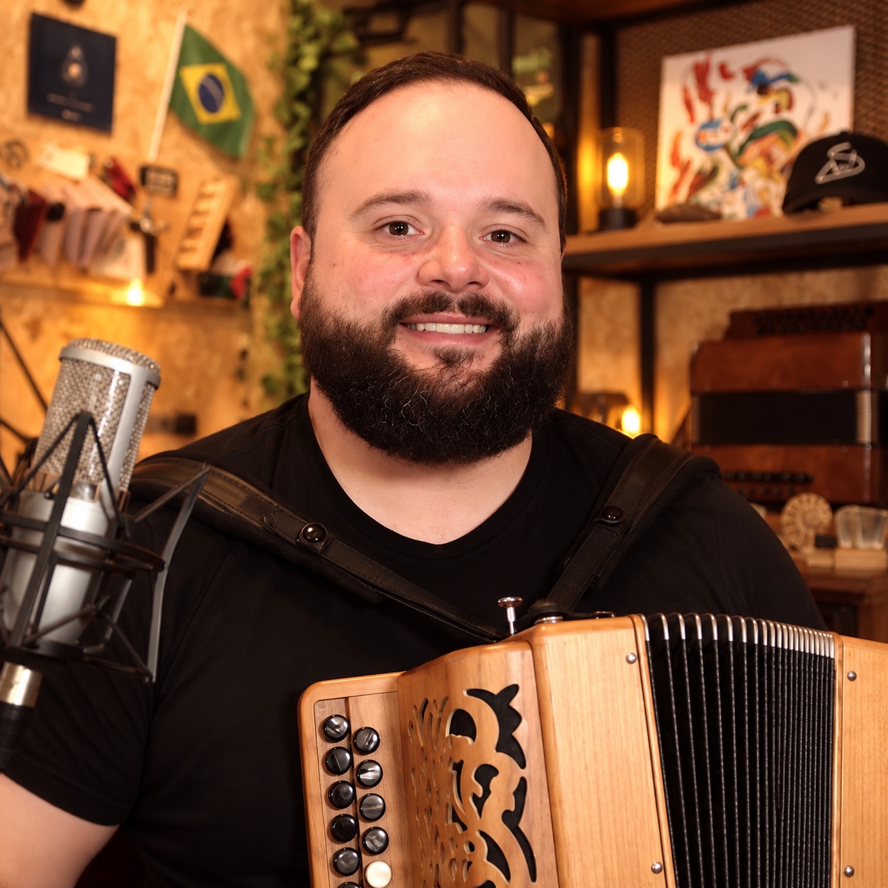 Saimon Stival com a gaita no estúdio
